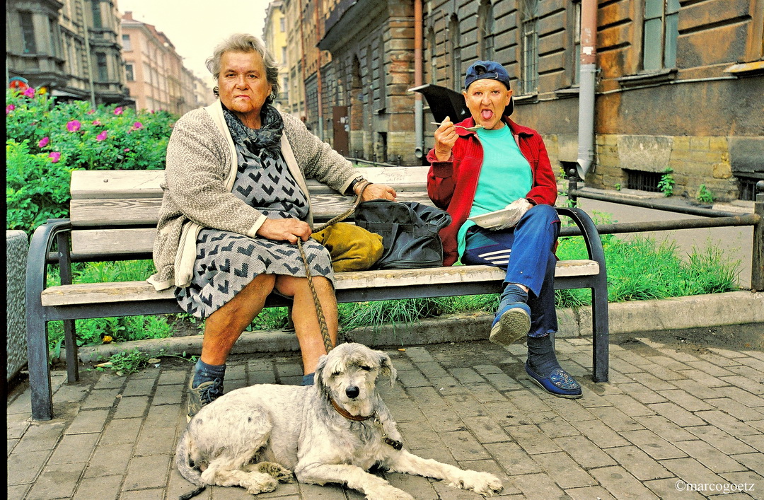 MITTAGSPAUSE ST PETERSBURG RUSSLAND 